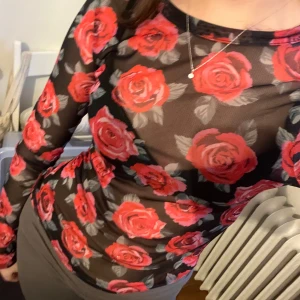 Mesh tröja med rosor - Mesh topp med rosor, använd några få gånger. Supersnygg att layer och att ha som den är!