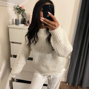 Vit stickad tröja  - Vit stickad tröja i NYSKICK!!!