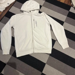 Sail racing zip hoodie vit - Vit sail racing tröja i storlek L. Sparsamt använd förutom fläcken på ärmen( se bild 2). Därav det billiga priset, kan tänka mig att få ner i pris lite vid snabbt affär. Hör av er vid frågor och funderingar.