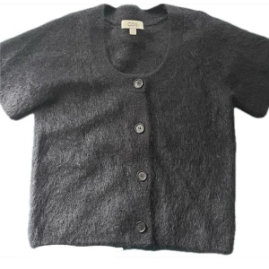 COS tröja - !INTRESEKOLL! Svart COS tröja osäker på om jag vill sälja ge pris förslag 