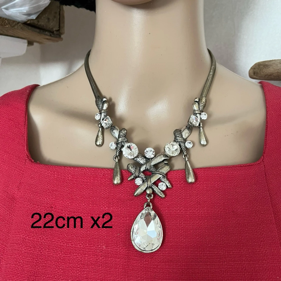 Halsband med stenar silvrigt