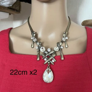 Halsband med stenar silvrigt - Någon missfärgning finns.