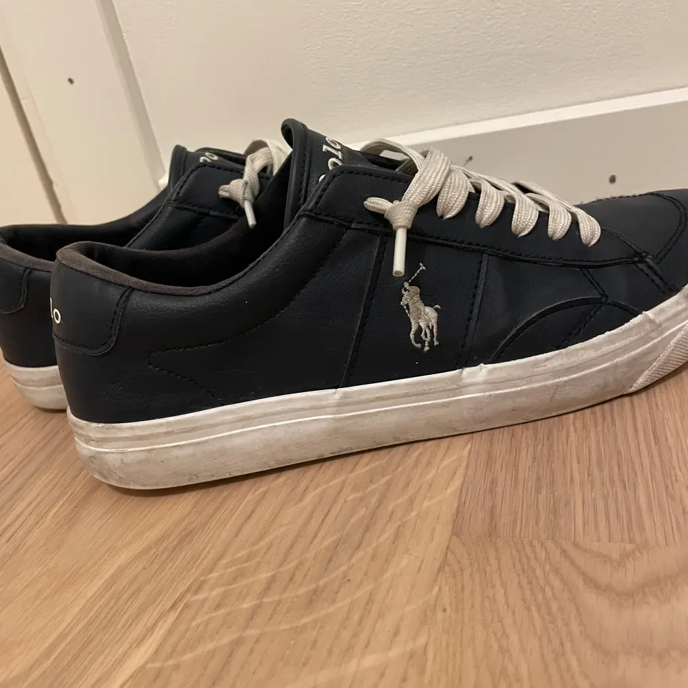 Säljer dessa Polo Ralph Lauren skor i 8.5/10 skick | Hyfsat stora i storleken, dom är i storlek 40 men skulle säga att de passar folk med storlek 41 också | Nypris: 1200kr. Skor.