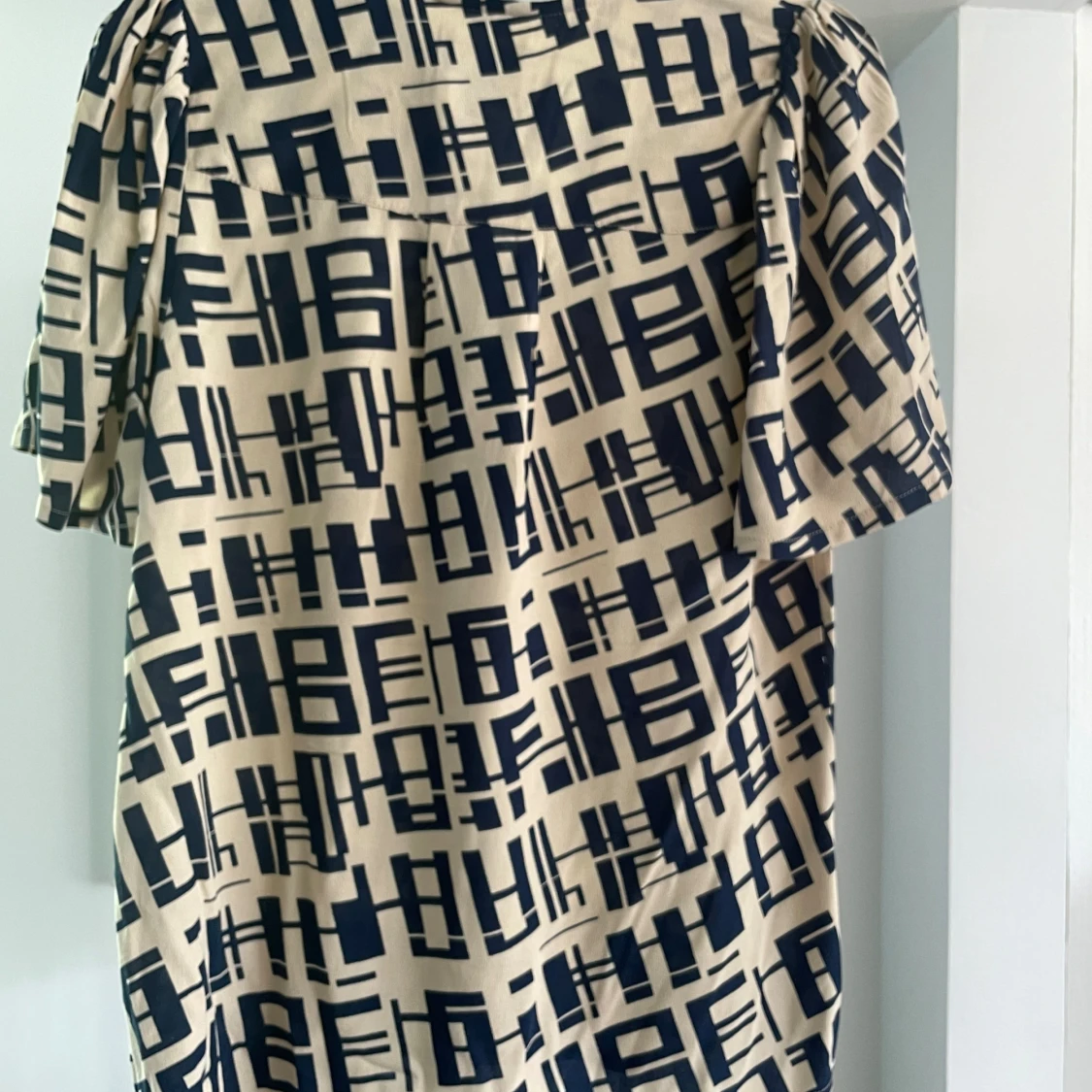 Blus Ny med prislappen kvar  - 91