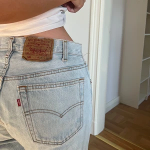Levis 501 jeans - Så snygga Levis 501 jeans i ljusblå tvätt. Köpta second hand i Paris men i jättebra skick.  Långa på mig som är en 172 och passar mig bra som är en M i byxor.  Men storleken är W:33 L:36 Lite slitna längst ner (se sista bilden)