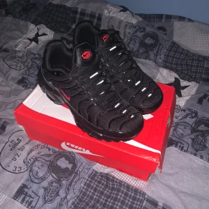 Nike tn - Ett par helt nya nike tn! Säljer då pågrund av att jag tog fel storlek, dom är äkta köpta från en pawnshop i malmö pris kan diskuteras å hör av er vid minsta funderingar💯🤑
