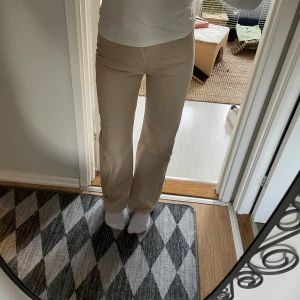 Beige jeans  - Jeans som är köpta från SHEIN, använda ett fåtal gånger. Säljer då det är för små och inte kan användas!