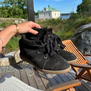 Isabel Marant sneaker - Svarta Isabel Marant sneakers i strl 40. Passar mig som är en 39a. Svarta i mocka. Modellen heter ”Baskets Bobby”. Använda sparsamt. Blir som nya med en mocka-borste. 😊 Inga slitningar. 