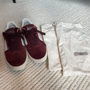 Valentino flycrew - Säljer mina Valentino flycrew i färgen burgundy (vinröd ish). De är i storlek 41 men passar även 42. Skulle uppskatta skicket till 8,5/10, alla nitar är kvar. Endast dustbags medföljer. Skriv vid frågor.