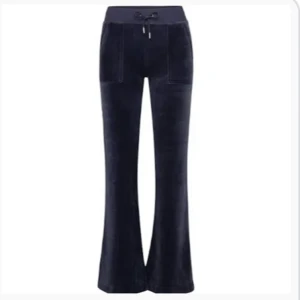 Jucey couture byxor - Jucey couture mörkblåa byxor i Xs. Köpta för 1100 och säljer för 300. Nästan helt nya och där av bra skick, pris kan diskuteras!