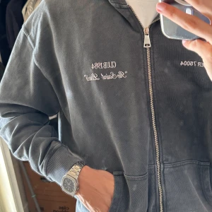 CLUB 1984 hoodie - Som ny - sparsamt använd. CLUB 1984 gör enbart exklusiva tillfälliga släpp vilket gör alla deras kläder svåra att få tag på efter release.   Jag är 189cm och hoodien är i storlek M. 