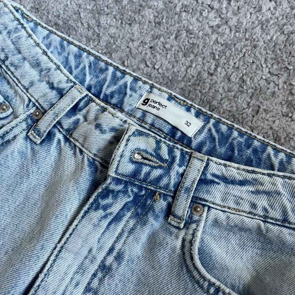 Skit snygga jeans från Gina tricot, använde de förra året. De är små på mig nu, men dem sitter så fint på rumpan och låren. Perfekt till sommarn. Jeans & Byxor.