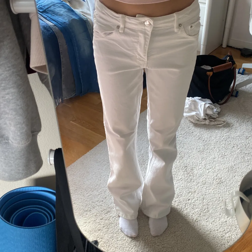 Väldigt oanvända, kom privat för fler bilder/frågor❤️. Jeans & Byxor.