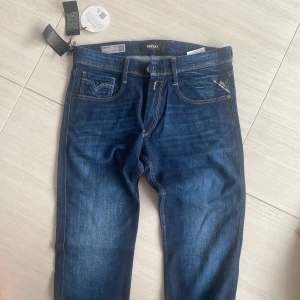 Replay mörkblå anbass jeans, super stretch denim - Dyra jeans som är aldrig använda med prislapp på, nypris från replay 1500  Runt medium  Längd: 33 och 32