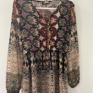 Kort mönstrad klänning  - Använd 1 gång, stl 34