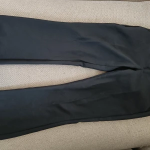 Bootcut kostymbyxor  - Jätte snygga lowwaisted kostymbyxor från bikbok. Dom är bootcut. Dom är uppsydda så dem passar nån som är runt 150cm lång🩷
