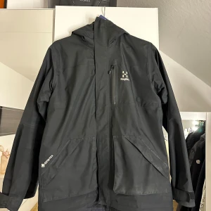 Haglöfs jacka dam - Jackan är i storlek M passar även en som har S och L, ganska bra skick använd en vår,  Fler bilder kan skickas vid intresse och kvitto finns