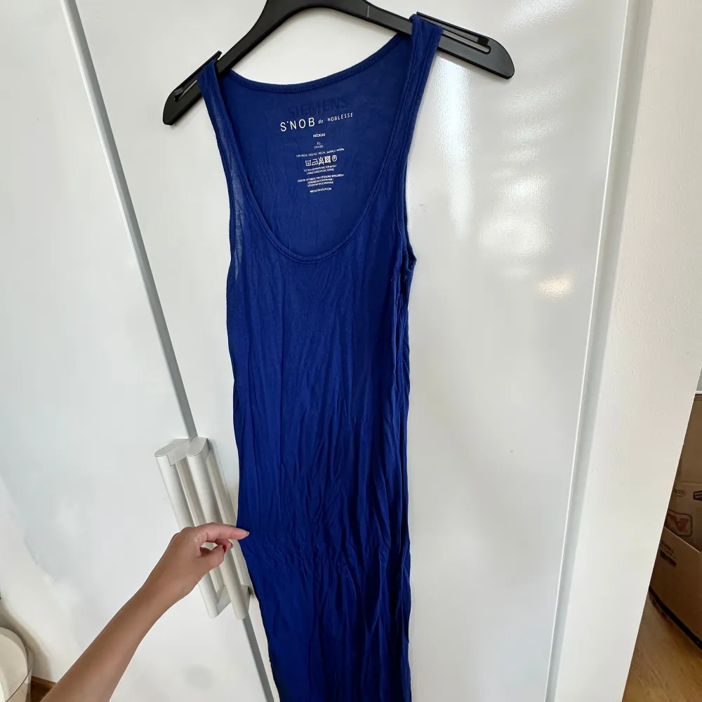 Senaste trenderna till tidlösa klassiker. outfits dresses för alla tillfällen cocktail, fest eller till någon harmonisk afton! 😍 stilfull elegant dress som formar sig efter din kropp. Känn dig snygg och stilig✨ . Mekot.
