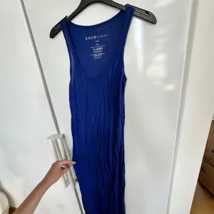 Senaste trenderna till tidlösa klassiker. outfits dresses för alla tillfällen cocktail, fest eller till någon harmonisk afton! 😍 stilfull elegant dress som formar sig efter din kropp. Känn dig snygg och stilig✨ 