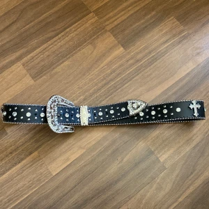 Bälte - Inga tappade stenar, nästan aldrig använt, köpt här från Plick, det är 112 cm långt