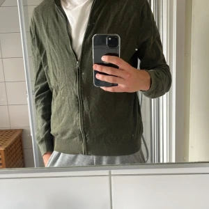 Grön Mango caridgan - Säljer denna snygga cardigan, storlek M, passar sägen S. Skicket är bra