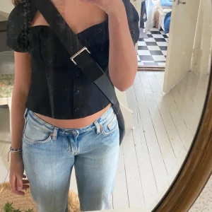 Weekday jeans  - Sparsamt använda jeans i modellen straight leg arrow low, i storlek 25/32. De är dock lite korta på mig som är 165. Skriv om fler frågor eller bilder💕