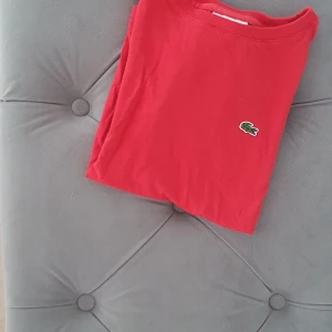 Lacoste t-shirt strlk 140 - Lacoste t-shirt strlk 140. Använt skick