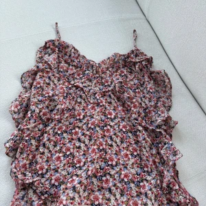 Blus - Färg: rosa med blommor Storlek: XS ( passar S )