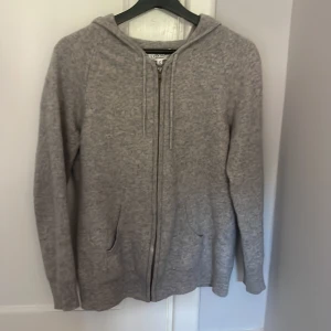 Kashmir hoodie - Hoodie i Kashmir från Davids cashmere. Nypris 2700kr, lågt pris pga tandkräms fläck (jag kommer försöka ta bort den) strl L men passar m/s 