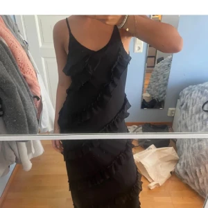 Svart långklänning  - Sjukt fin men kommer ej till användning  (Bild från förra ägaren)  Lappen ör borta men tror de är från H&M 