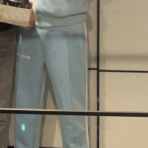 Palm Angels SET - Hej! Säljer mitt Palm Angels set som är i väldigt bra skick, det är baby blått I STRL M. Pris kan diskuteras.