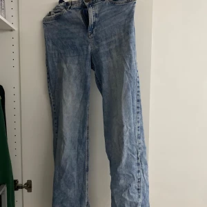 Högmidjade jeans - Bra skick, säljs pga att jag tycker dom är för högmidjade. Använda 4-5 gng. Pris kan diskuteras  