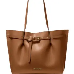 Säljer min älskade och oanvända MichaelKors väska, modell Emilia Large Pebbled Leather Tote Bag, färgen säljs inte längre. Säljes pga flytt. Perfekt skolväska! Dator får plats och det finns flera fack! Nypris 4400kr säljes för 4000kr, köpt från butik