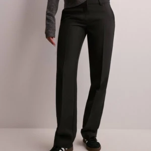 Low waist kostymbyxor  - Säljer dessa kostymbyxor från nelly i storlek 40! Är 168 cm och dessa går ända ner till min häl! Använd fåtal gånger då de är lite för stora på mig, nyskick!!