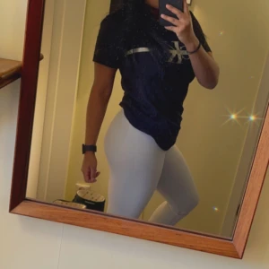 Calvin Klein T-shirt  - Svart t-shirt med silverfärgad logotyp och band. Storlek XL men passar för M Säljes i befintligt skick 