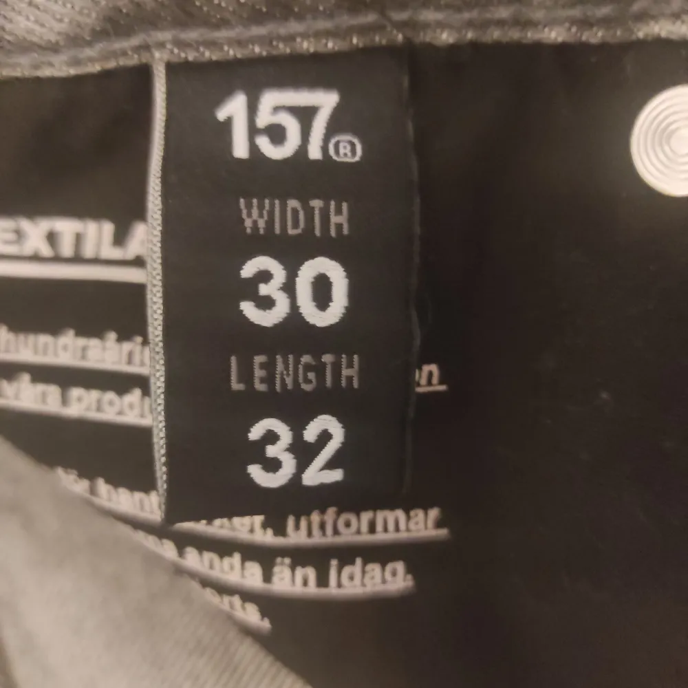 Gråa jeans från lager 157 Köpta men aldrig använda för att de var för stora. Waist 30, längd 32. Jeans & Byxor.