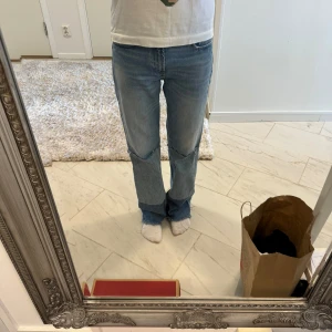 Zara jeans - Jätte snygga eftertraktade jeans ifrån zara med patch work. Jag är 164 cm.