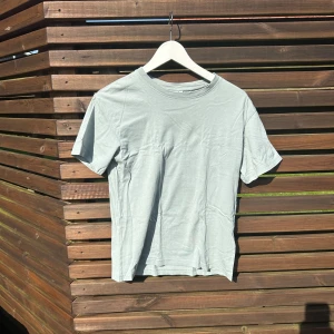Ljusblå T-shirt  - Säljer då den inte kommer till användning 
