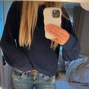 Blå stickad tröja - Jättefin tröja ifrån NA-KD men har inte kommit till användning