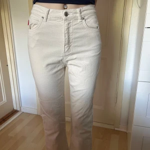 Hugo byxor - Hugo byxor i storlek 32. Nyskick. Krämfärgade. Fråga gärna om fler bilder, mätningar, osv. Skriv helst innan du köper! 