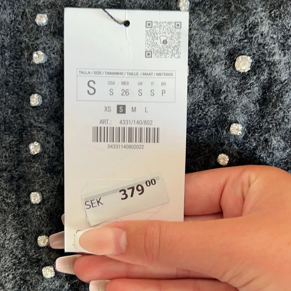 Säljer denna stickade kortärmade tröjan från zara då den inte kommer till användning. HELT OANVÄND , prislapp finns kvar original priset var 379 o säljer nu för 199kr o frakt 59kr ! 😇 . Toppar.