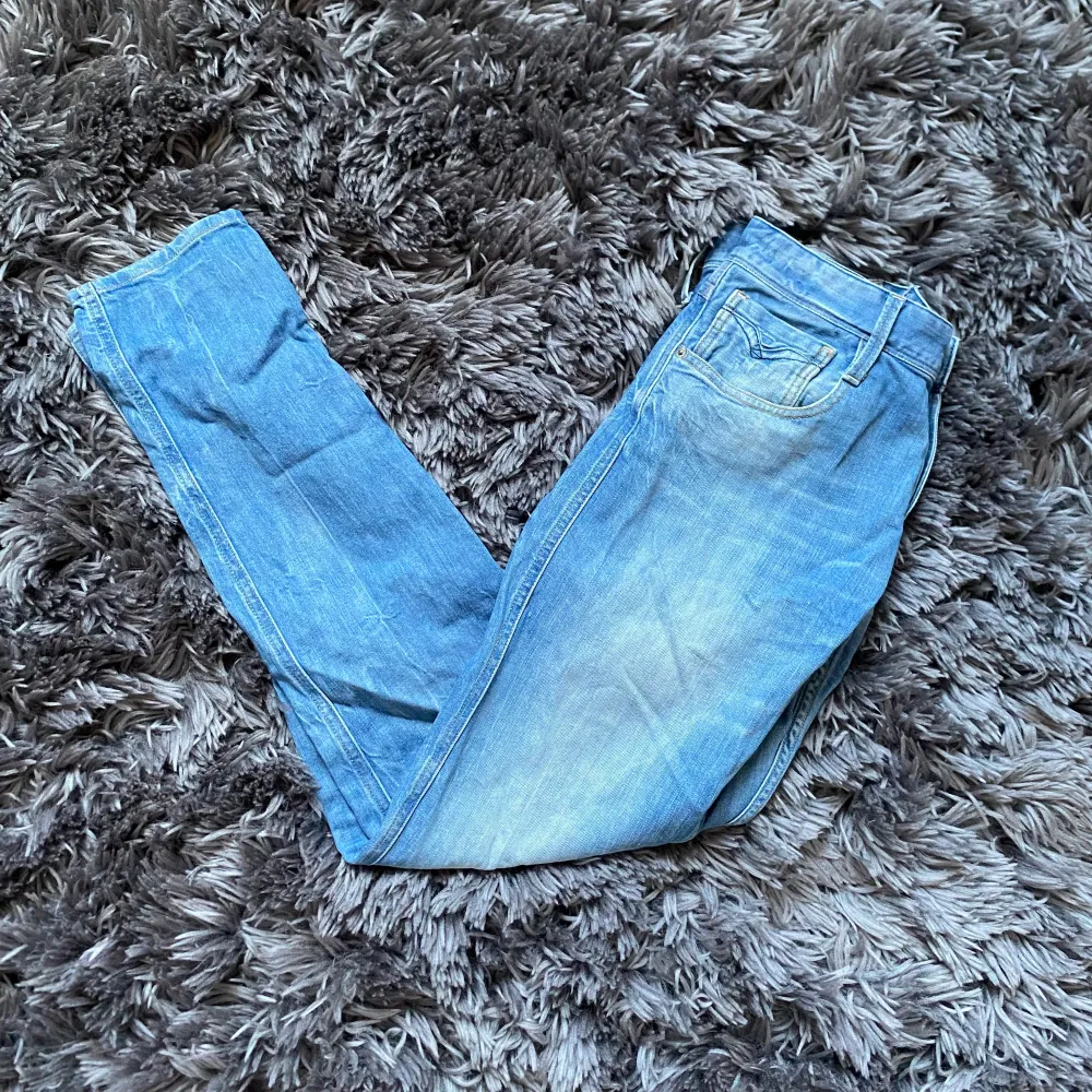 Hej! Säljer nu dessa Replay anbass👖 Jeansen är i storlek w30 L 32📏 Priset är ej hugget i sten!💸 Om du vill ha liknade i olika storlekar kan du gärna kolla in våra andra annonser Jeansen tvättas såklart innan den skickas!☀️💦🧺🫧. Jeans & Byxor.