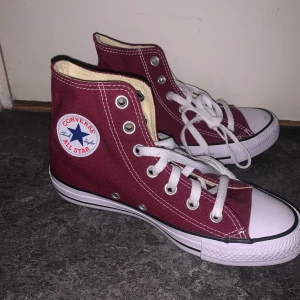 Converse Vinröd  - Vinröda Converse använda FÅTAL gånger inget slitage