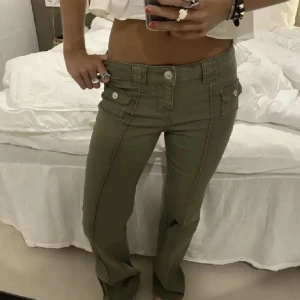 Gröna hm jeans  - Populära jeans från hm! Lånad bild 💕300 kr + frakt! 