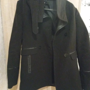 Kläder  - Heä säljer jag mina kläder i storlek 38/40 ..23 plagg allt från klänningar och byxdress och kofta..ni får den lilla klänningen och jackan gratis.. alla för 300 kr .