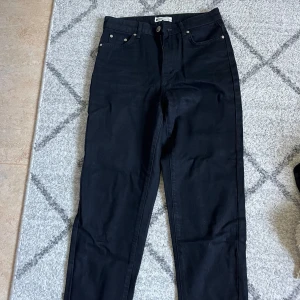 Svarta Mom jeans 🖤 - Svarta Mom jeans från Ginatricot i storlek 34 och bra skick 🖤 Används ej längre och pris kan diskuteras. 