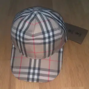   Jag säljer en helt ny Burberry-keps med tag kvar. Skicket är 10/10. Om du har några frågor eller är intresserad, skriv till mig på Plick.