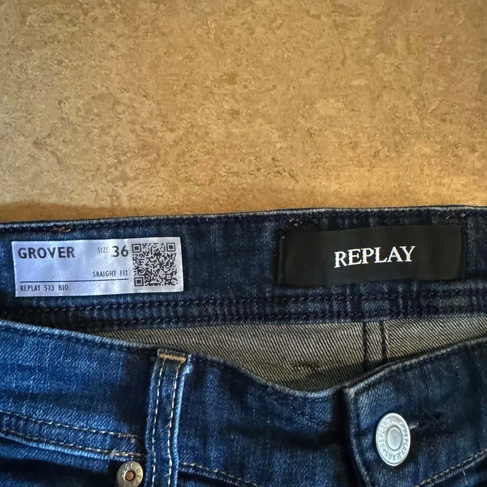 Ett par replay groover Jeans i straight leg passform. Dom är alldeles för stora för mig och jag tycker inte om straight leg. Köpta på Åhléns i Stockholm. Skick 10/10. Köparen står för frakt. Jeans & Byxor.