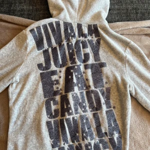 Vintage Juicy tröja - säljer denna med eftersom jag vill köpa ett matchande set. storlek S men passar mer som en XS