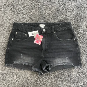 Svarta/gråa lågmidjade jeans shorts - Nypris 580kr köpta från Zalando sålds för det är för stora.